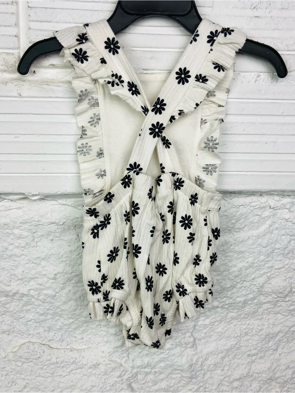 NWOT Cat & Jack White ribbed ruffle Floral Bubble Romper with Black Daisies 3-6M